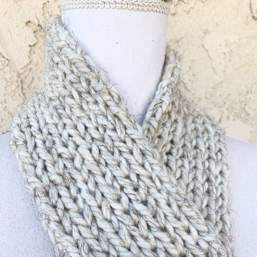 Handmade Wool-blend scarf - Picture 3 of 3